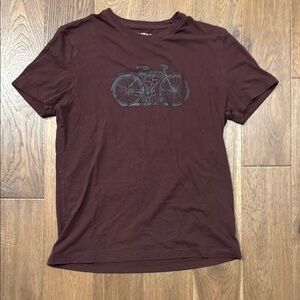 Banana Republic Men's Burgendy Graphic T-Shirt